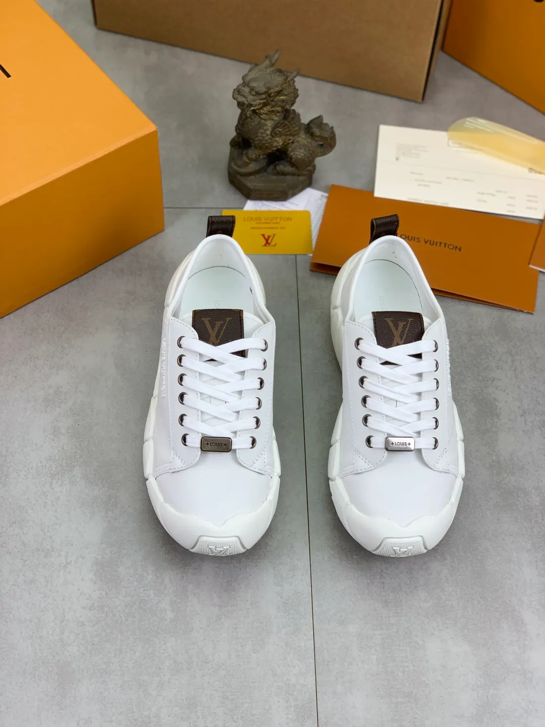 Men's men's shoes 💰P600 new style super hot 🔥 LV Bubble Bubble cloud shoes new casual sports shoes All stars have the same style. It's really good-looking and has a sense of technology and luxury. The shoe shape is smooth and not bulky, and small girls can easily handle it. TPU injection molded rice flower outsole, leather lining with breathable space mesh, molded cowhide feet, calfskin surface Code number: 35-40 (customized for 41 42) Color: black white silver